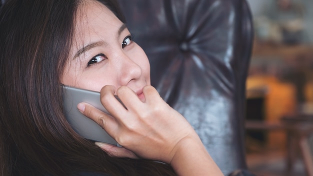 写真 電話で話す女性