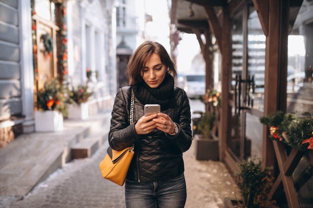 Donna parla al telefono in strada in vacanza