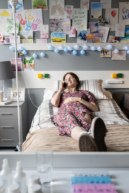 Photo woman talking on the phone at the ward