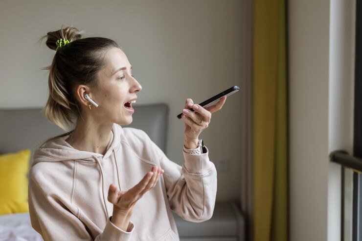 Photo 家に座って電話をしている女性