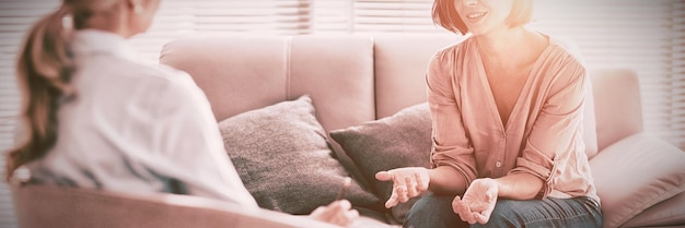 Photo woman talking to therapist