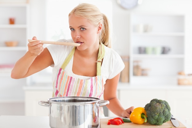 彼女の食事を味わう女性