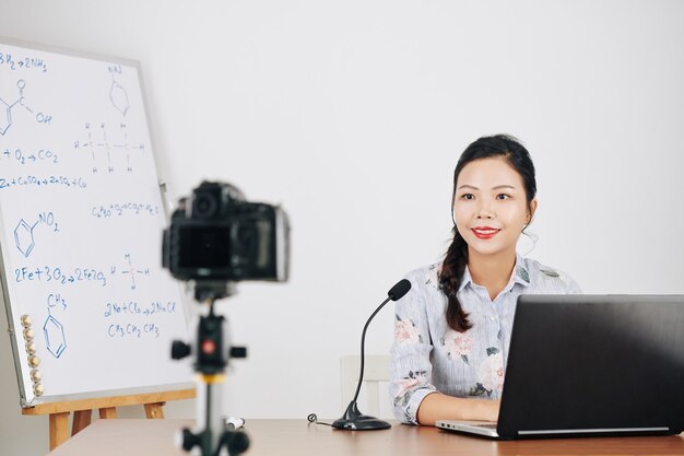 オンラインで化学を教える女性