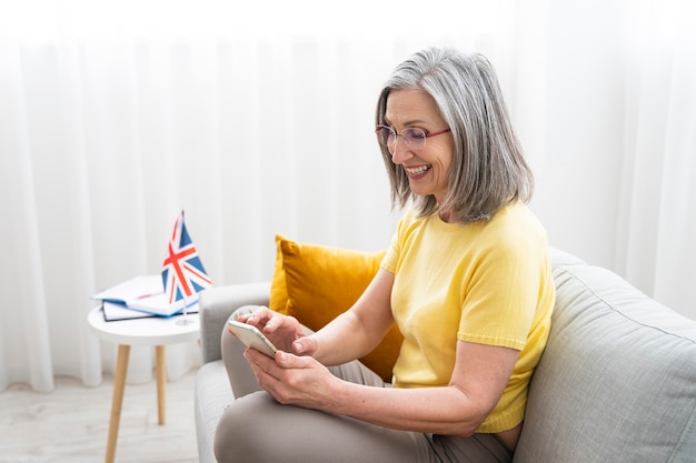 Photo woman teaching english lessons online at home