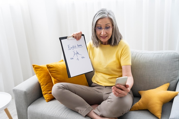 Photo woman teaching english lessons online at home