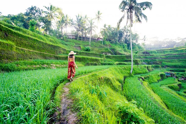 Женщина на рисовой террасе Тегалаланг на Бали