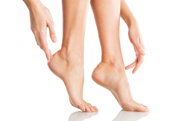 Photo woman tenderly touches her feet