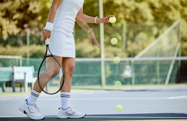 여자 테니스와 공은 테니스 코트 훈련과 게임 경기를 위한 체력에 바운스되거나 유니폼을 입고 야외 경기를 합니다.
