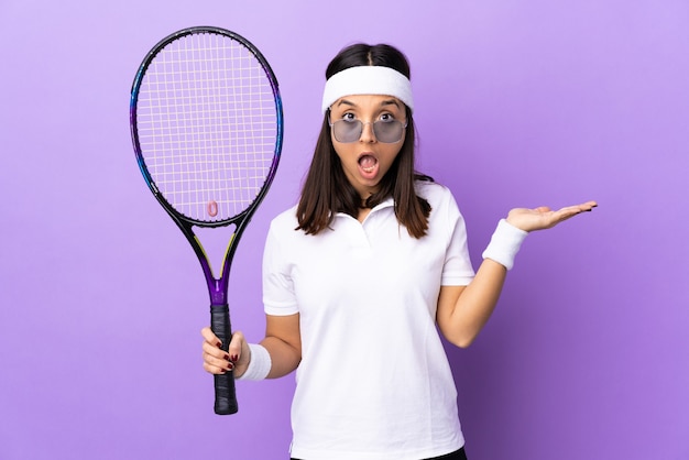 スタジオの女性テニスプレーヤー