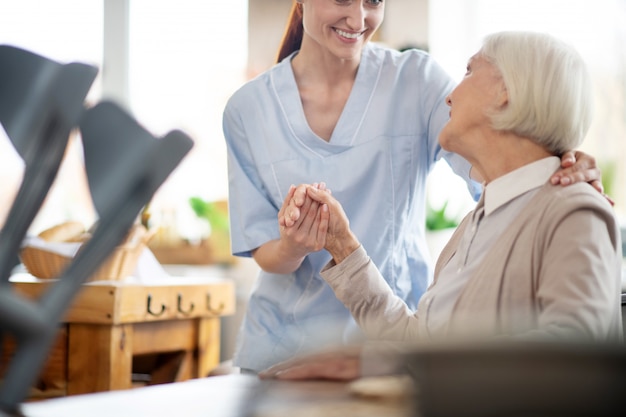 Foto donna che ringrazia il caregiver per aiuto e supporto