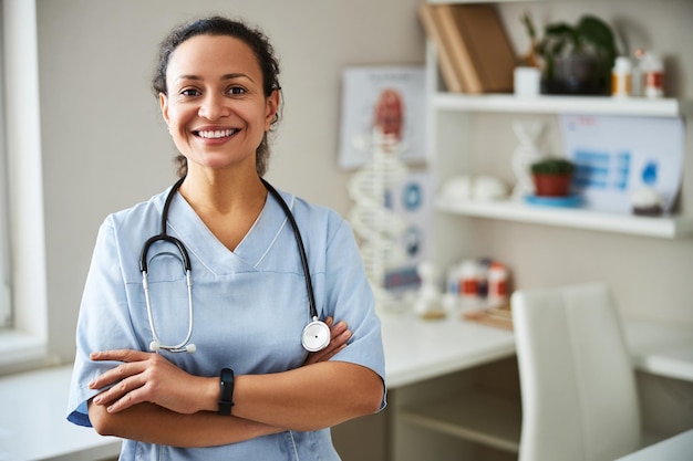 Photo woman therapeutist is staying with crossed arms