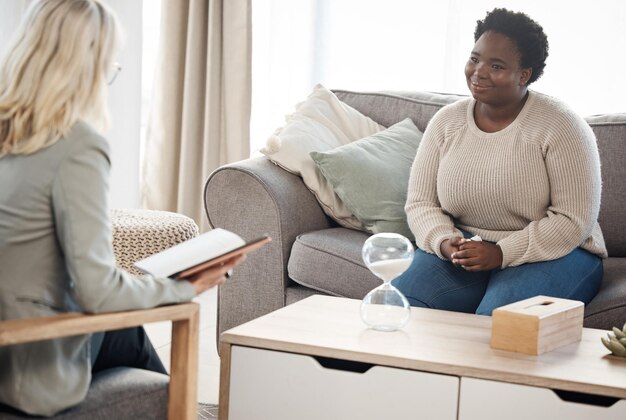 Foto paziente e taccuino per la terapia della donna per la valutazione della consulenza psicologica e il supporto per la salute mentale o per aiutare il terapeuta o il medico professionista del life coach che ascolta la consulenza del cliente e delle persone