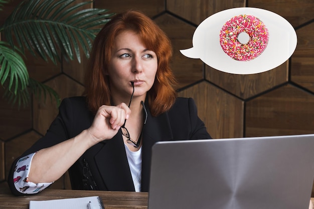 Foto la donna pensa al cibo problema di malnutrizione diete debilitanti restrizioni alimentari