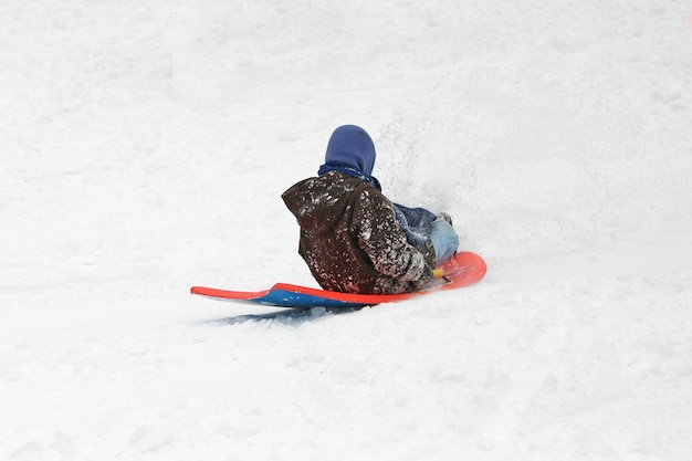 写真 雪の上でスゴージャングをしている女性