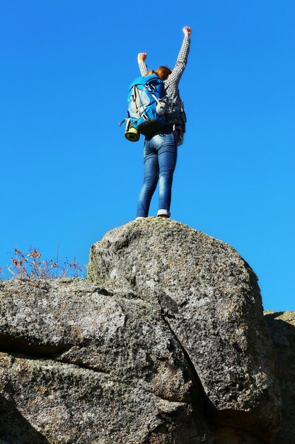 Photo woman on the top of the mountain