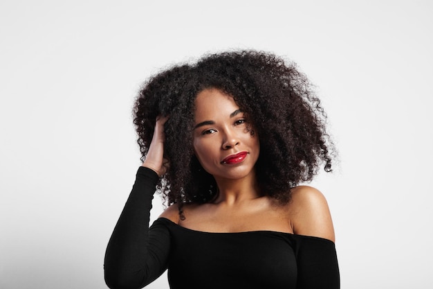 Photo woman touches her curly afro hair