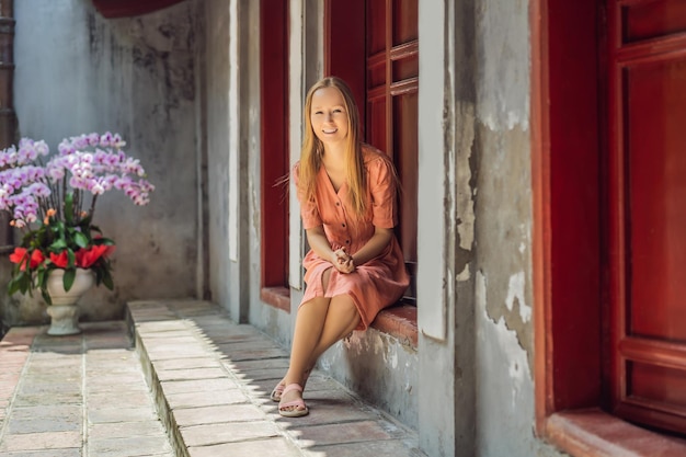 Foto turista donna sullo sfondo del tempio ngoc son a hanoi vietnam il tempio della letteratura è anche chiamato tempio di confucio vietnam riapre dopo la quarantena per il coronavirus covid-19