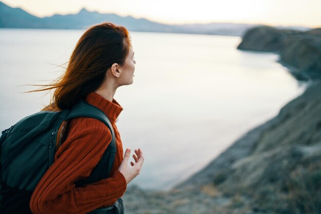 女性の観光客のバックパック 山の風景 海の高品質の写真