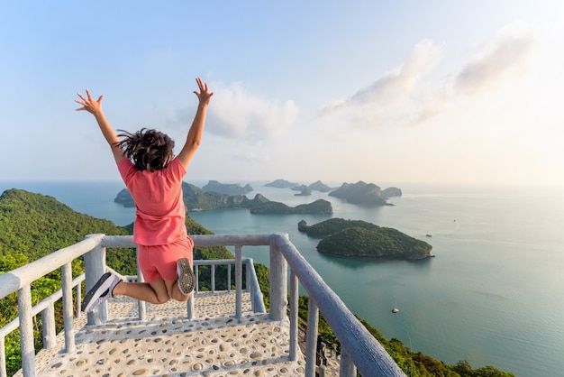 Turista sul balcone è il punto di vista di picco dell'isola di ko wua ta lap e il bellissimo paesaggio naturale durante l'alba sul mare nel parco nazionale di mu ko ang thong, surat thani, thailandia