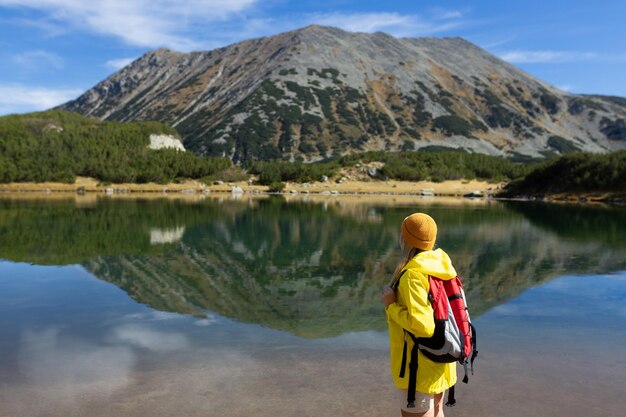 Фото Женщина-турист, наслаждающаяся видом на озеро в одиночестве на открытом воздухе, путешествие, приключения, активный отдых, здоровый образ жизни