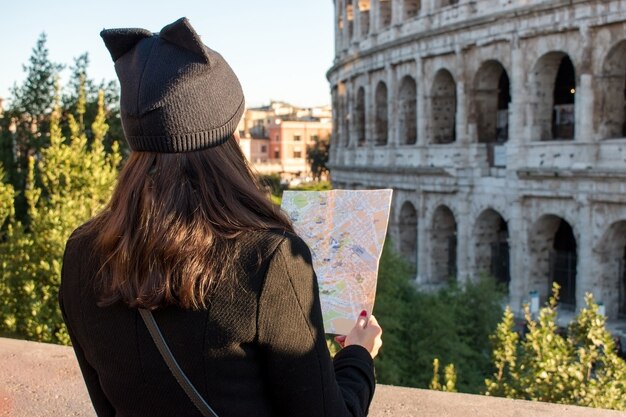 Foto turista sta guardando la mappa sulla strada della città