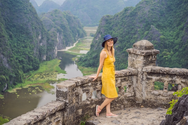 Женщина-турист на озере там кок нинь бин вьетнам, это объект всемирного наследия юнеско, известный благодаря