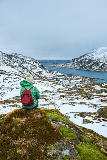 Turista della donna sulle isole lofoten, norvegia