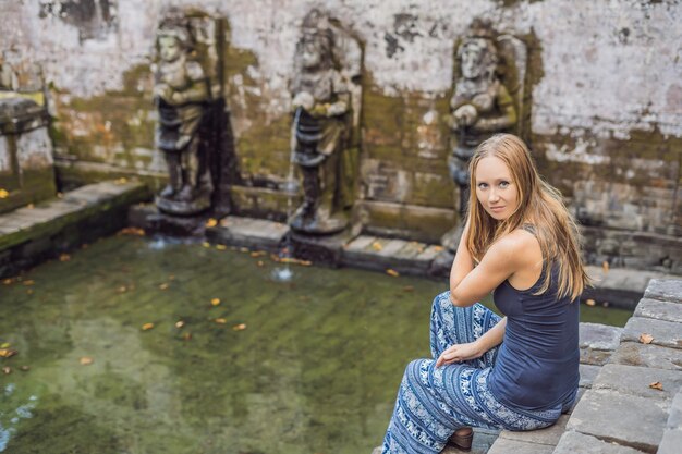 인도네시아 발리 섬의 우붓 근처 고아 가자(Goa Gajah)의 오래된 힌두교 사원에서 여성 관광객