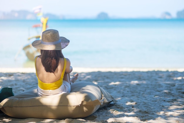 Фото Женщина-туристка отдыхает на прекрасном пляже острова на летнем курорте страсть к путешествиям азия путешествие тропические летние каникулы и концепция отдыха