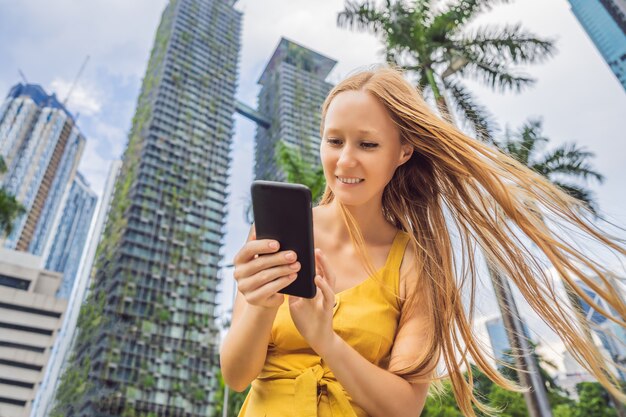 Фото woman tourist с помощью навигационного приложения на мобильном телефоне