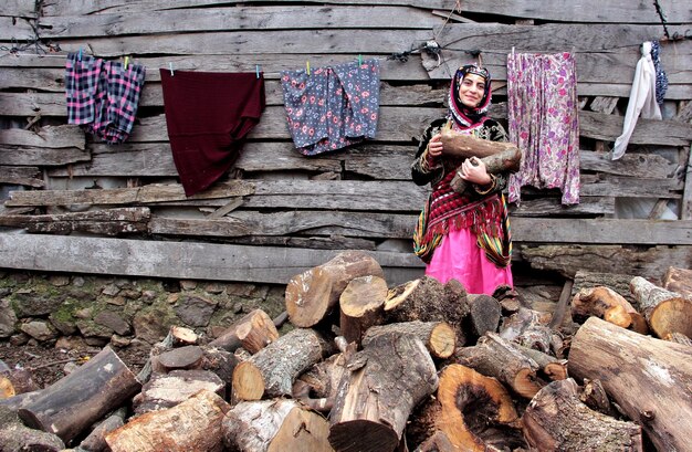 Foto donna in abiti tradizionali