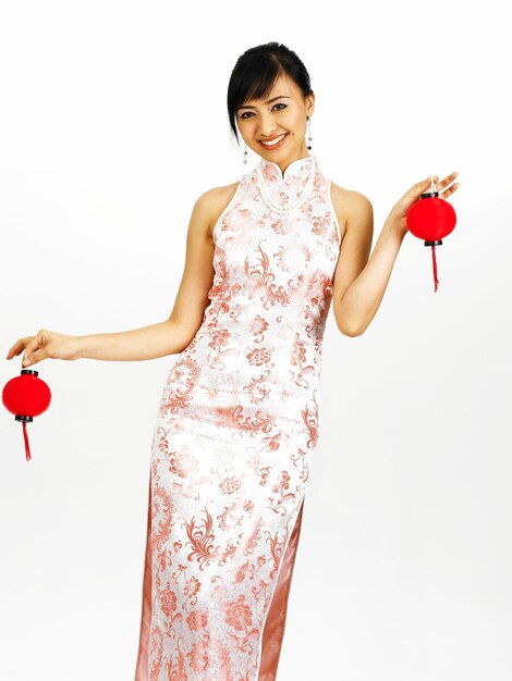 Photo woman in traditional clothing holding lanterns against white background