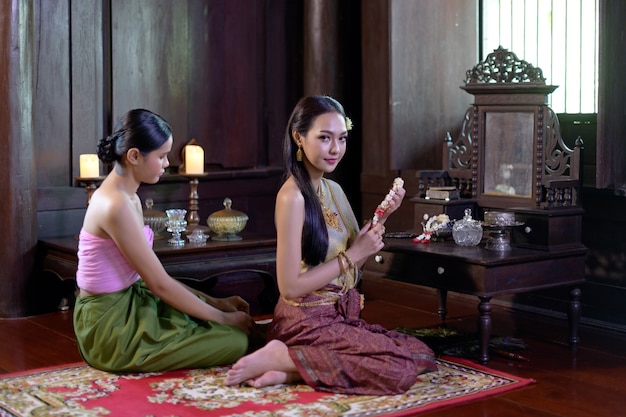 Женщина в традиционном тайском платье