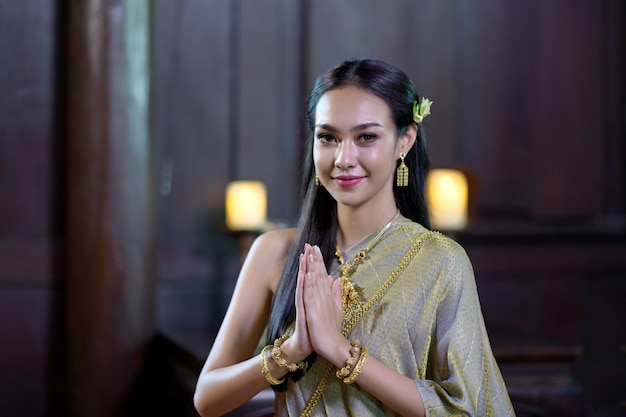 Photo woman in traditional thai dress