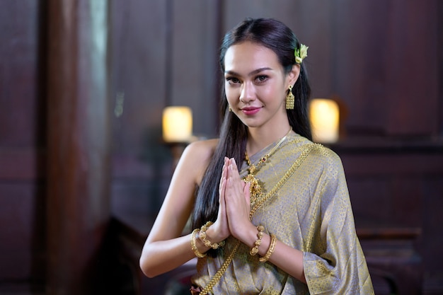 Photo woman in traditional thai dress