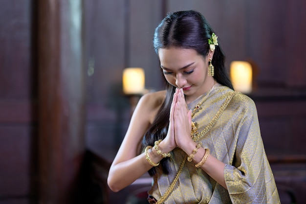 Foto donna in abito tradizionale tailandese