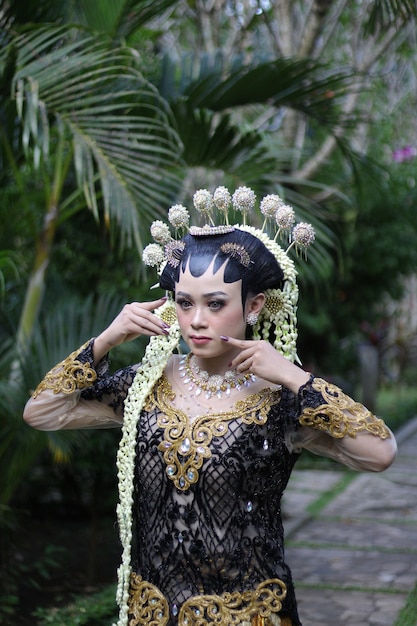 Woman traditional wedding modern dress of java Premium Photo