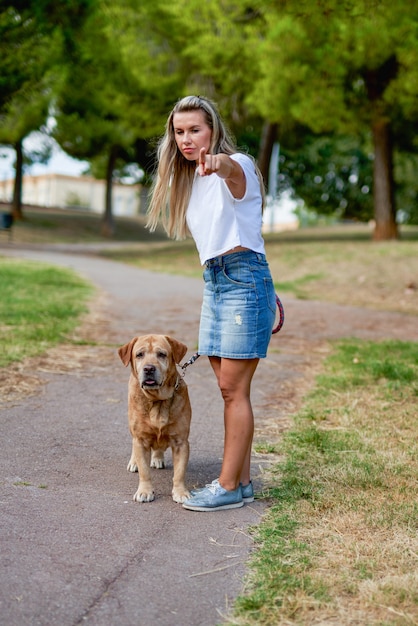 公園で犬を訓練する女性。