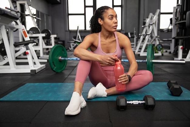 Foto allenamento donna per sollevamento pesi in palestra