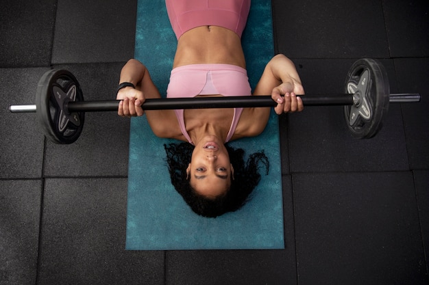 Foto allenamento donna per sollevamento pesi in palestra