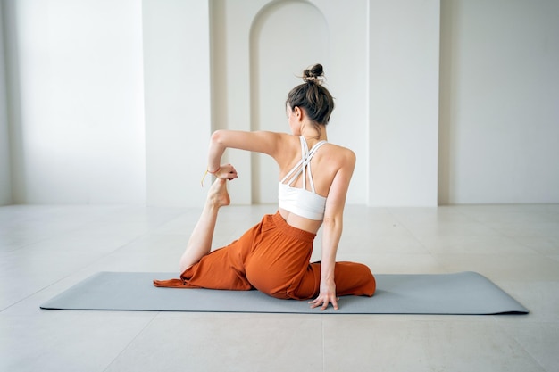 Женщина тренирует концентрацию йоги, поза асаны, гармония духа и баланс тела, здоровый образ жизни