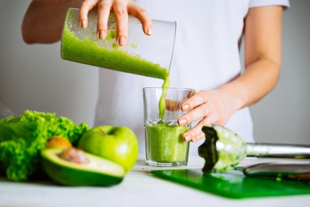 Frullato di trasfusione della donna al concetto di cibo sano in vetro