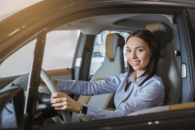 Photo woman transportation by modern eco car steering wheel