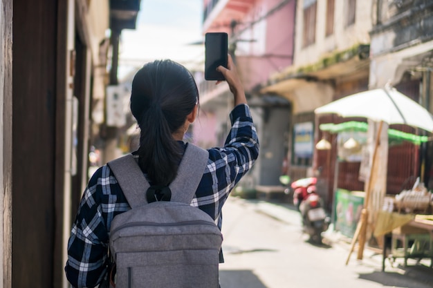 女性はバックパックの自由の概念で世界中を旅行します。