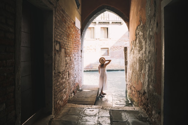 女性はヨーロッパでイタリアの休暇を旅行します女の子はヴェネツィアで美しい景色をお楽しみください