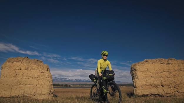 女性はバイクパッキングでバイクパッキングで旅行します自転車バッグで旅行者の旅スポーツ観光バイクパッキング