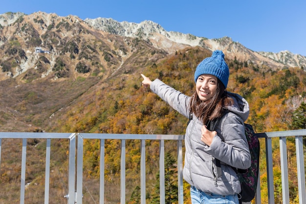 Photo woman travel in tateyama of japan
