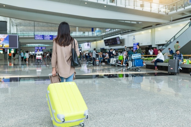 Foto la donna viaggia con i suoi bagagli
