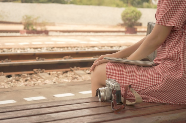 女性が旅行します。