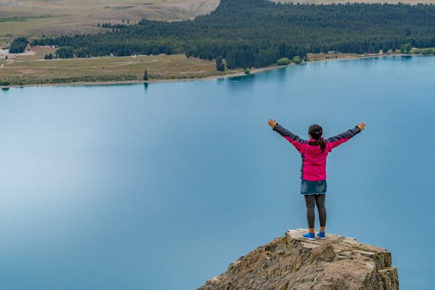 Viaggiatore della donna nel lago tekapo, nuova zelanda